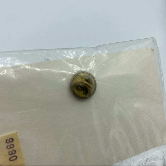 Vintage USPS Love Planet Earth USA 29 Laminated Stamp Pin - Picture 4 of 6